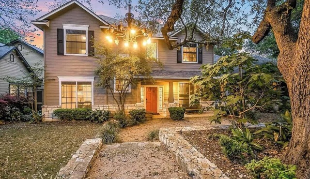 Walk to Zilker Barton Springs 5BR 3BA Villa Sleeps 14