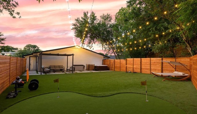 Walk to Zilker! King Bed, Putting Green, Hot Tub!