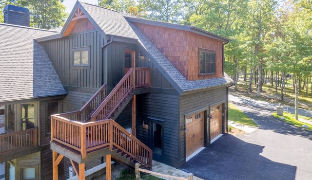 Walk-up apartment with resort amenities: firepit, sports courts & hiking