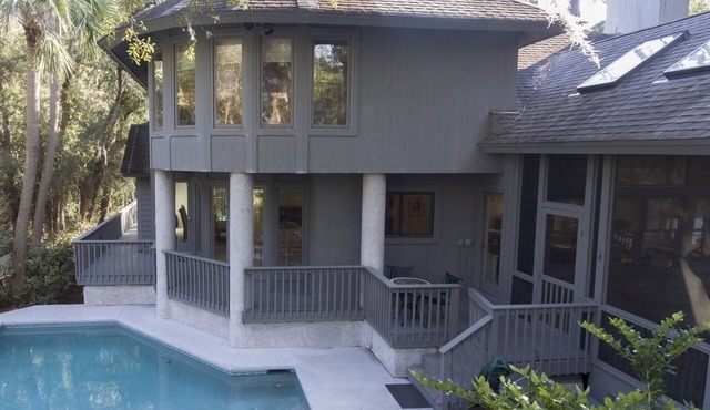 Walk/very close to Beach/Private heated Pool/Free Bikes Tennis High Speed Wifi