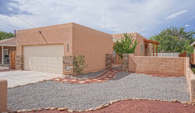 Walk2Old Town, 2bd/1ba, Large Yard, Pet Friendly!