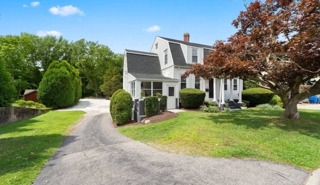 Walkable 4BR in Barrington – Near Beach & Bike Path