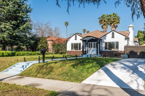 Walkable 5BR Home with Hot Tub & BBQ Grill