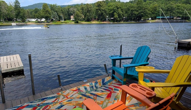 Walkable ADK: Riverfront, Dock, Golf, Ski, Hot Tub, Pets - The Hummingbird Camp