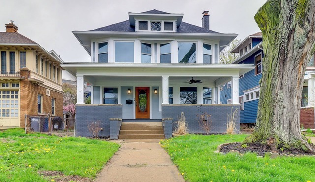 Walkable Apt: 4 Mi to Downtown Toledo!