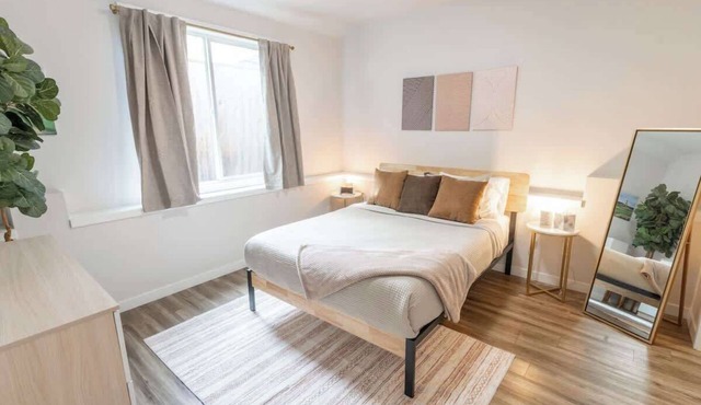 Walkable Apt Next to Restaurants, Bars, and Shops!