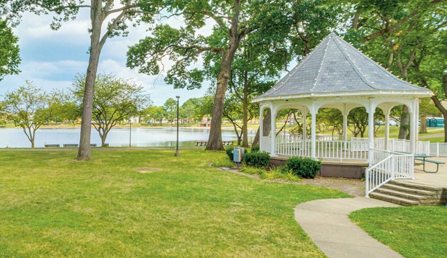 Walkable Barberton Apartment: 9 Mi to Akron!