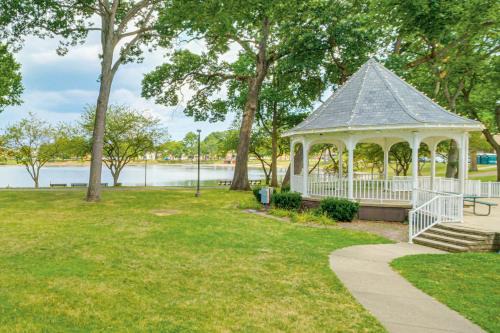 Walkable Barberton Apartment 9 Mi to Akron!