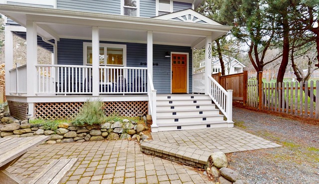 Walkable Bay-view home with large yard, firepit & washer/dryer - pier access