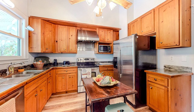 Walkable, beautifully renovated historic home with lovely porches & firepit