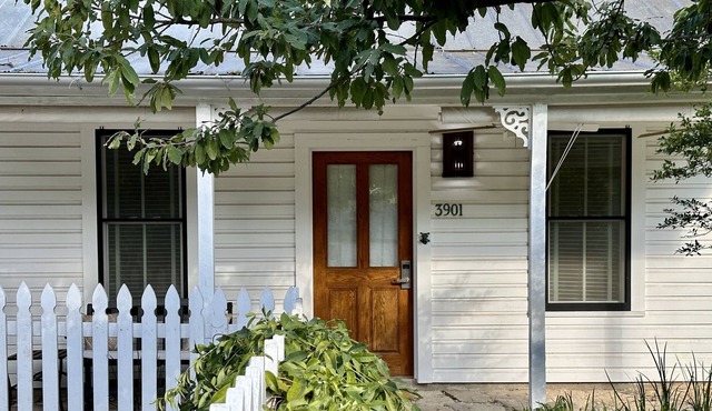 Walkable Central Austin Cottage