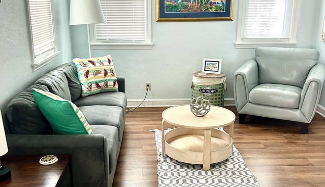Walkable Dog Friendly Cottage Downtown