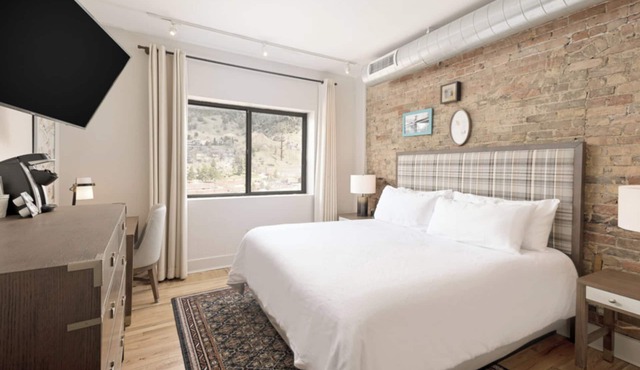 Walkable Downtown Stay Close to Dining, Arts and Nightlife
