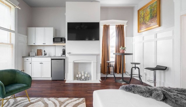 Walkable Downtown Getaway (FREE Bikes to use)