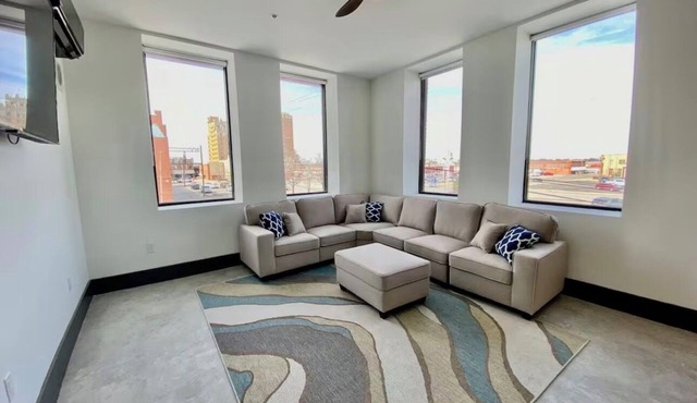 Walkable - Downtown Loft Unit 212 - Queen Bed