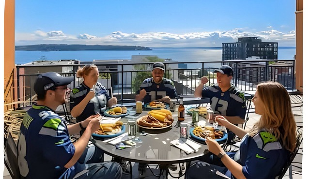 Walkable Downtown- Near Space Needle and Pike Place- Water View+Pool+Parking