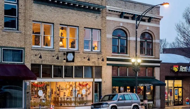 Walkable Downtown Salisbury Fully Furnished Apt.