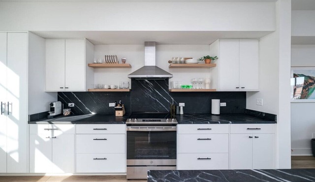 Walkable Downtown Townhome w/Nespresso + Garage!