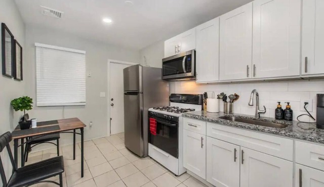 Walkable downtown apartment steps from NYC Train🚉