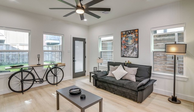 Walkable E Downtown Houston Townhome: Pet-Friendly