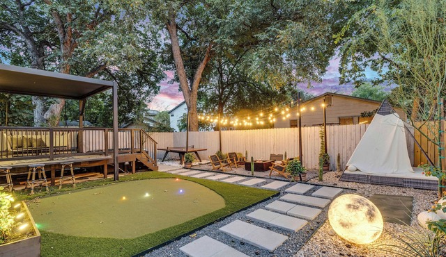 Walkable East Austin Oasis with Jacuzzi