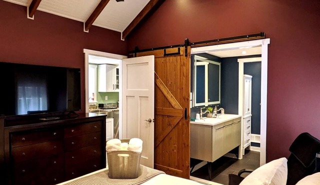 Walkable Elmwood Cottage, No Chores 2Bath 2BR 1Car