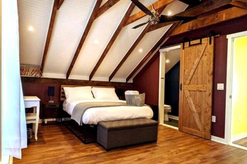 Walkable Elmwood Cottage, No Chores 4Bath 4BR 4Car