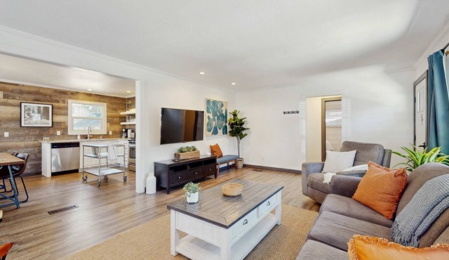 Walkable home just 3 blocks to Heavenly Village with hot tub & firepit
