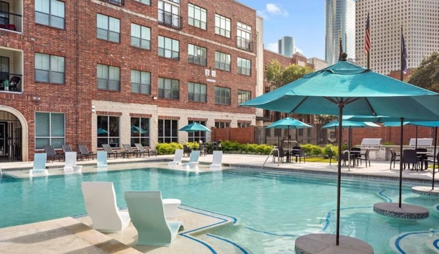 Walkable Houston Midtown Cozy 1BR- Balcony + 3 Pools + Clubhouse & Game-room
