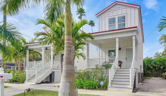 Walkable Location! Retreat 1 Mi to Island Ferry