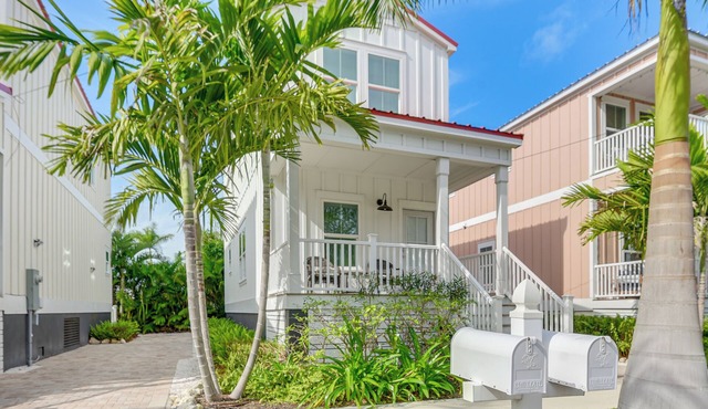 Walkable Location! Retreat 1 Mi to Island Ferry