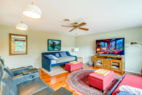 Walkable Main Street Retreat! Apt in Clarence