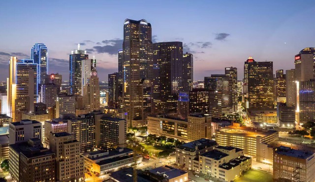 Walkable Modern Townhouse in Downtown Dallas! Rooftop, BBQ, Fitness, Pet Frndly