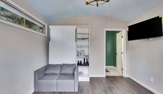 Walkable Private Studio with Pickleball Court
