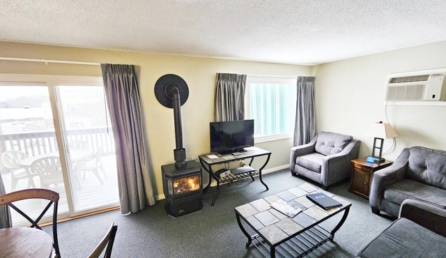 Walkable Stowe Condo: Pool, Hot Tub, Fireplace