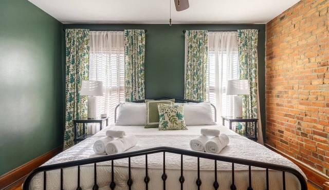 Walkable to Cafes | Fenced in Patio | King Bed
