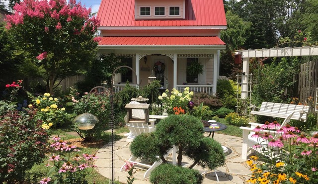 walkable to downtown, lake tomahawk, swimming pool, tennis courts, golf course