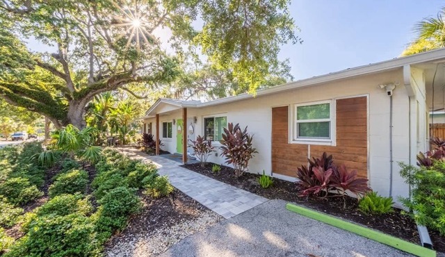 Walkable to Downtown and Parks Brand New Furniture