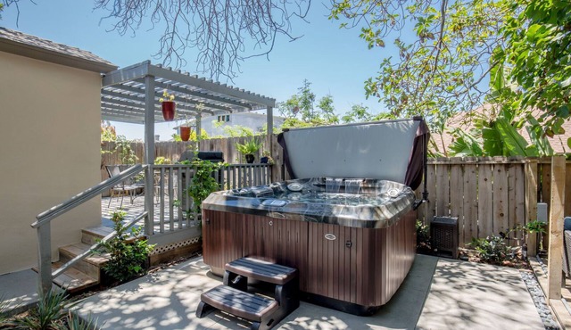 Walkable to Downtown, NEW Jacuzzi, Fire pit, Outdoor Kitchen w Built in BBQ (F)