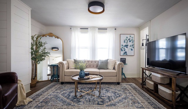 Walkable to Everywhere in Little Italy- Near CWRU, Cleveland Clinic Main Campus