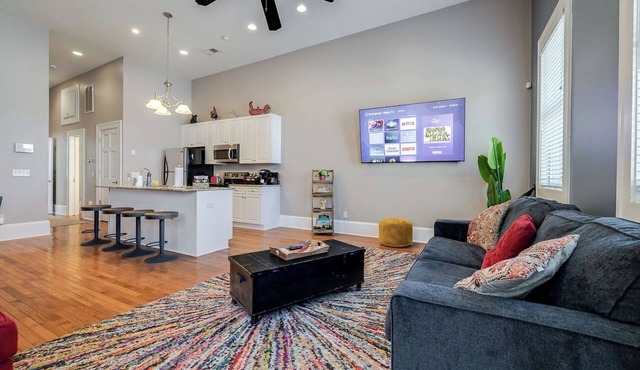 Walkable to Forsyth Park, queen bed, spacious and super comfy