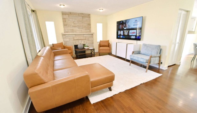 Walkable to Notre Dame! Cozy 2 bedroom home(426)