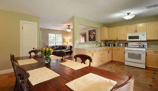 Walkable to SOCO, comfy Central Austin home