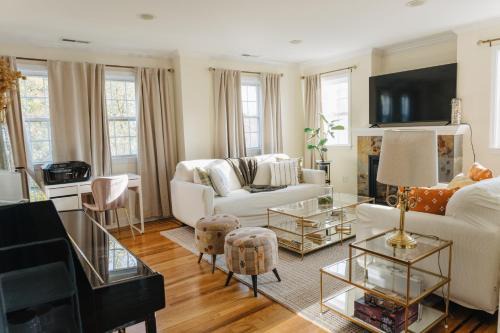 Walkable Townhouse with Garage 45 min to NYC