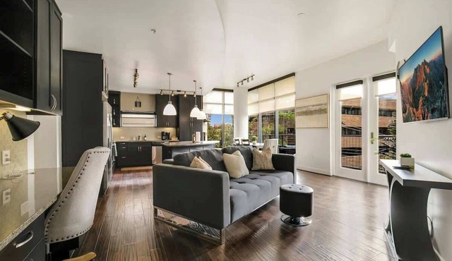 Walkable Uptown Dallas 3BR with Pool, Pets, Wi-Fi