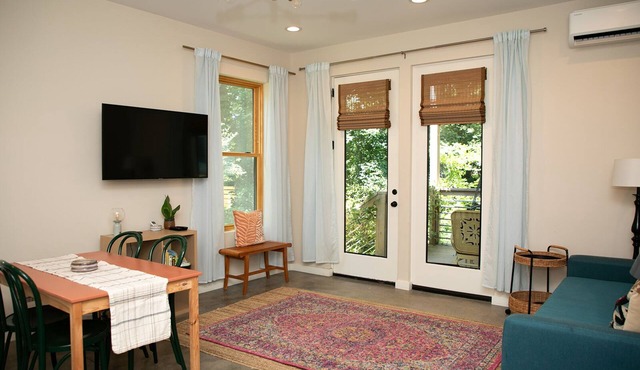 Walkable West Asheville Retreat. Urban Woods Sunny porch - Family Pet Friendly