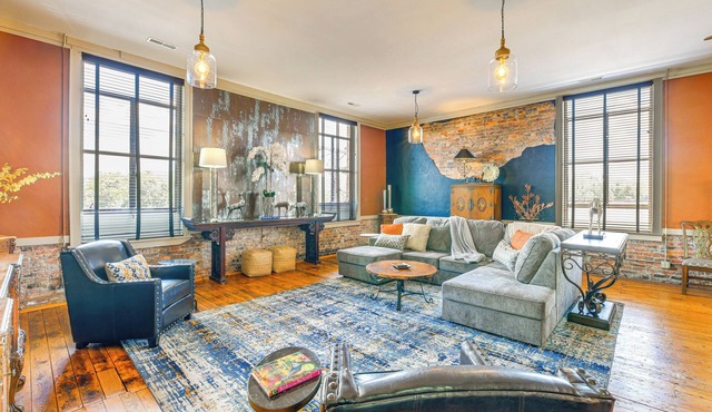 Walkable Wytheville Loft on Main Street!