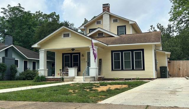 Walkabout on Walker- pet friendly 2 story 3-bed house steps to the brick streets