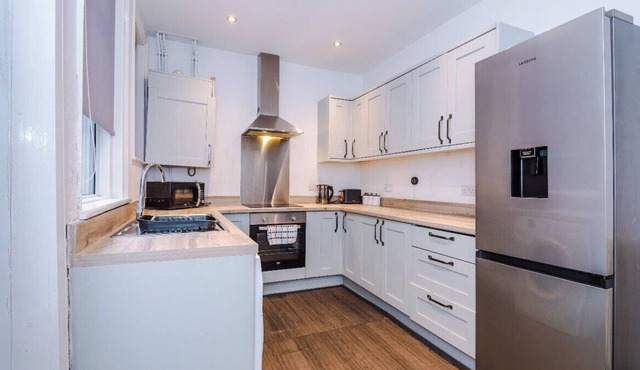 Walkden, Worsley 4 Bedroom House w/Free Parking