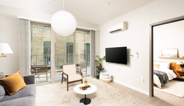 Walker`s Point Apt with Gym and Balcony